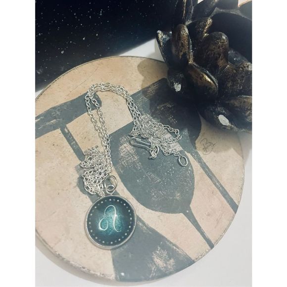 LEO GLOW IN THE DARK GREEN ZODIAC STAR SIGN HOROSCOPE NECKLACE - Picture 5 of 12